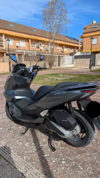 Honda PCX 125 - Gris - 2025 (Como nueva)