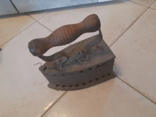 Ferro da stiro antico in ghisa 2