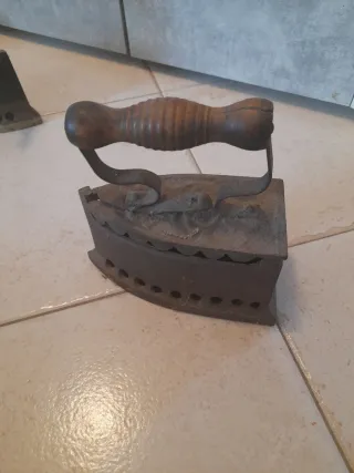 Ferro da stiro antico in ghisa 2