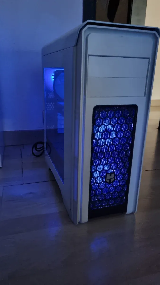 Ordenador de sobremesa blanco y azul afbeelding 4