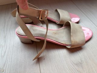 Sandalias Clarks tacón bajo piel beige y rosa