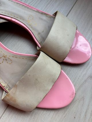 Sandalias Clarks tacón bajo piel beige y rosa