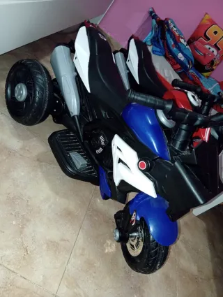 Motos infantiles a batería (azul/rojo)
