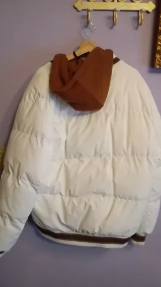 Cazadora blanca con sudadera integrada