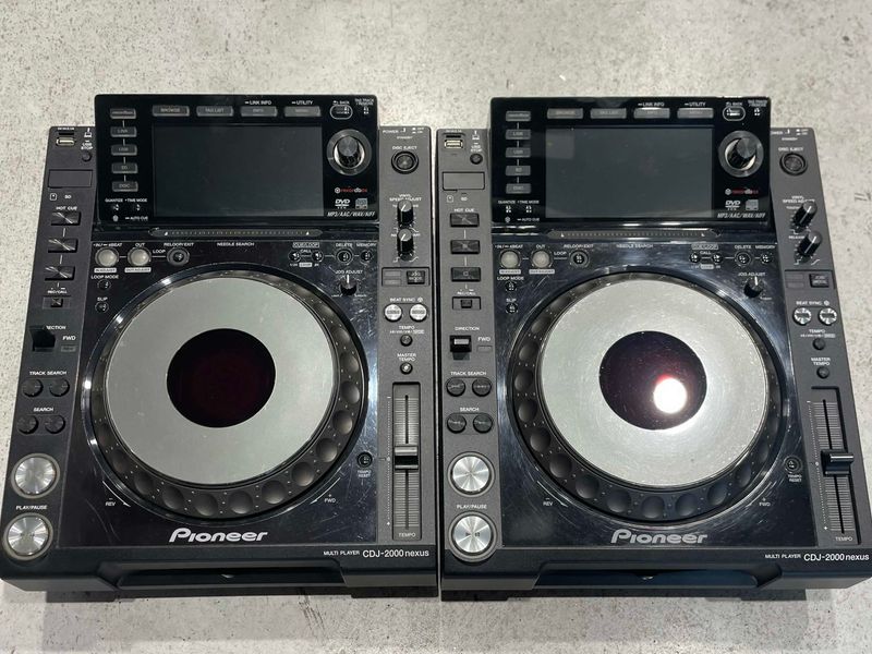 2x Pioneer CDJ-2000 Nexus