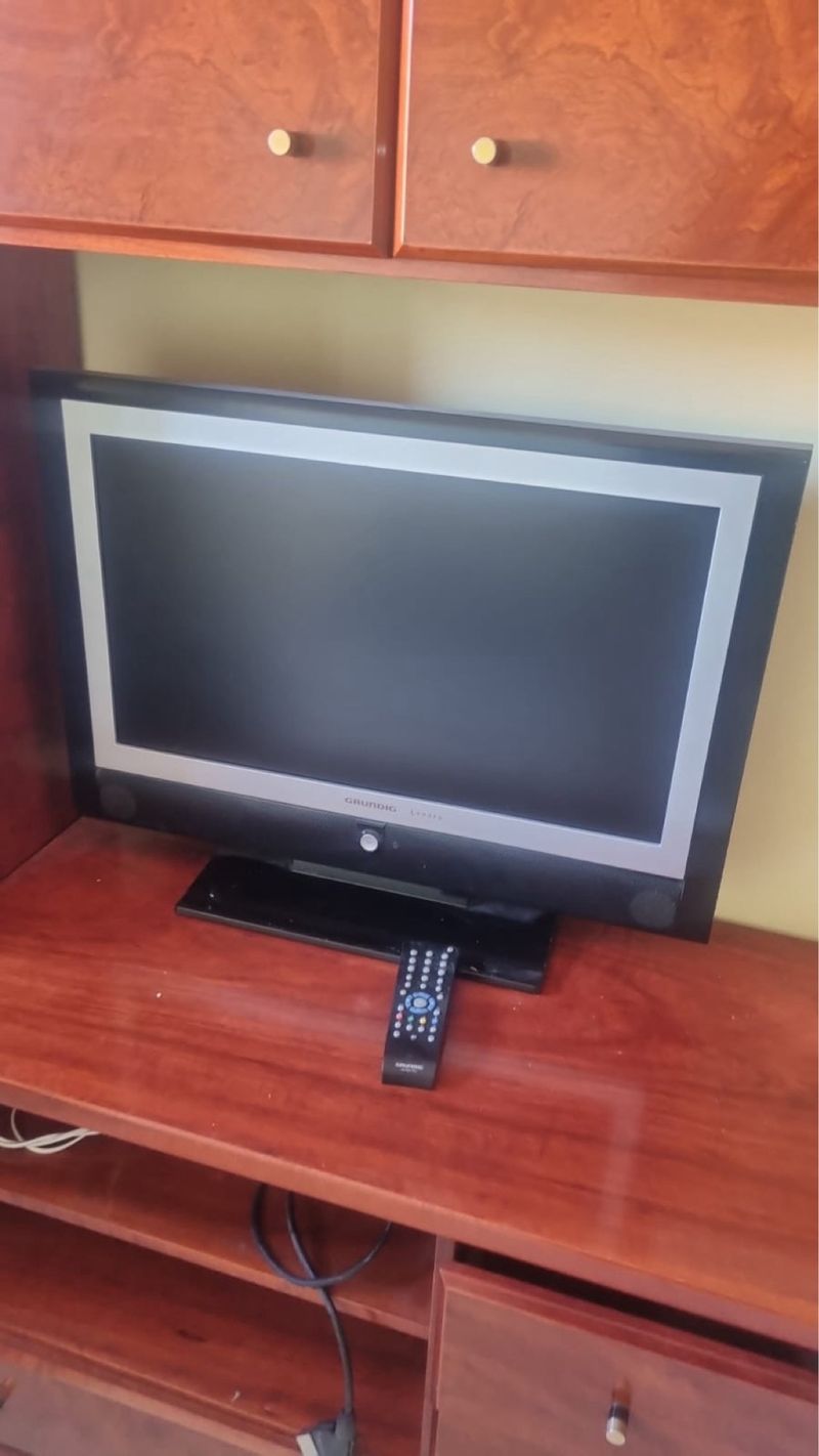 Televisor Grundig Negro y Plateado