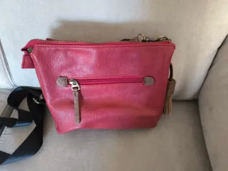 Bolso rojo con tachas