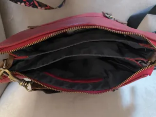 Bolso rojo con tachas