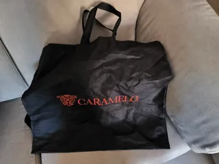 Bolso rojo con tachas