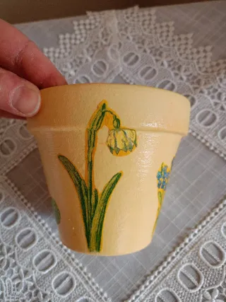 Vasetto terracotta decorato fiori primaverili