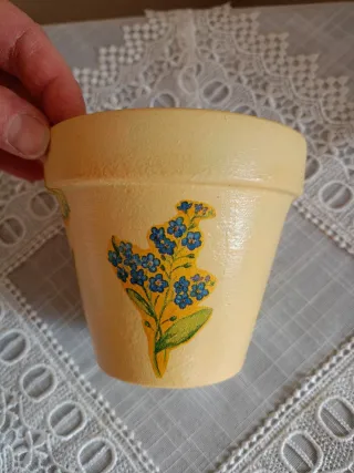 Vasetto terracotta decorato fiori primaverili