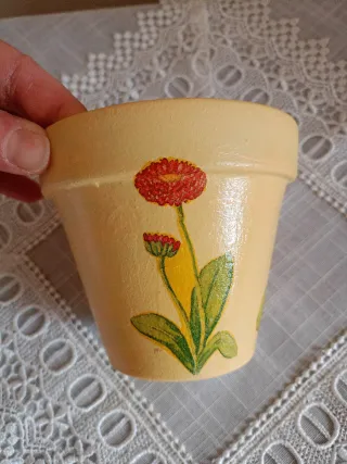 Vasetto terracotta decorato fiori primaverili