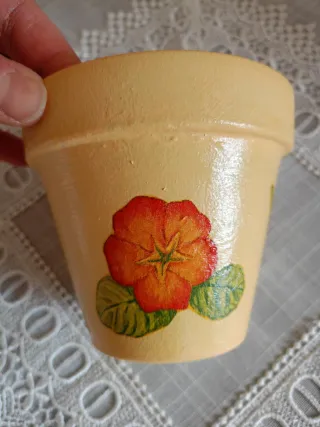 Vasetto terracotta decorato fiori primaverili