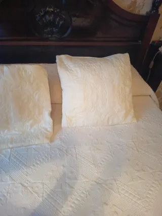 Colcha bouti 135 + 2 cojines  + cortina+alfom