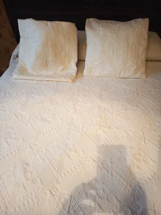 Colcha bouti 135 + 2 cojines  + cortina+alfom