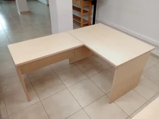 Escritorios de madera color beige