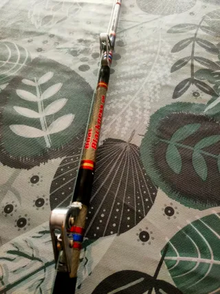 Caña y carrete para pesca en barca