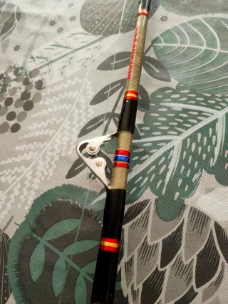 Caña y carrete para pesca en barca