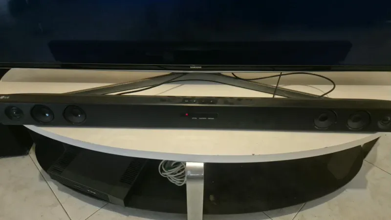 Barra de Sonido LG Negra con Subwoofer