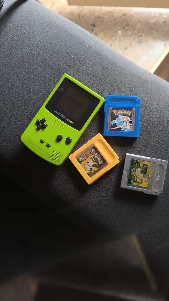 Consola Game Boy Color Verde + 3 Juegos Pokémon