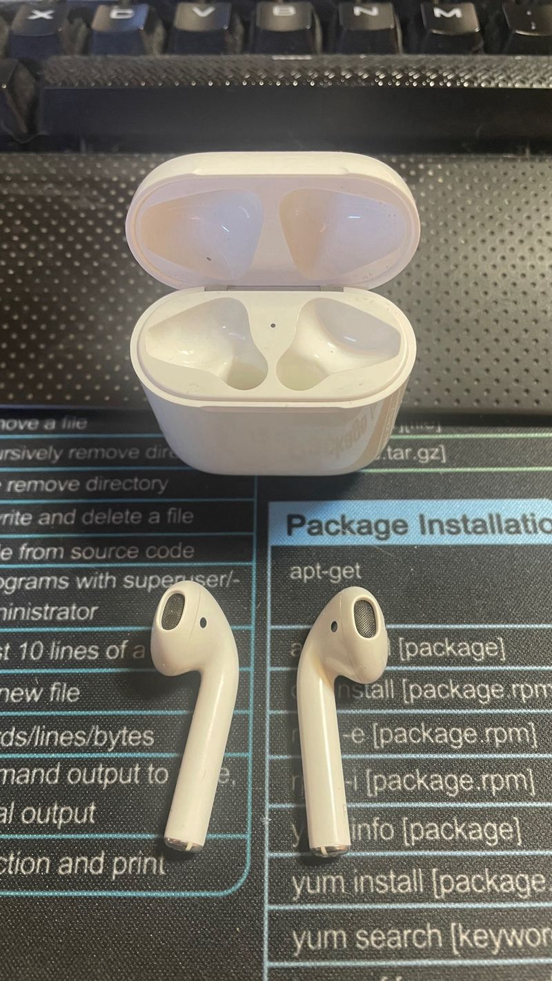 Apple AirPods 2 con estuche de carga afbeelding 2