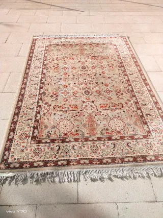 Alfombra beige y roja de tela