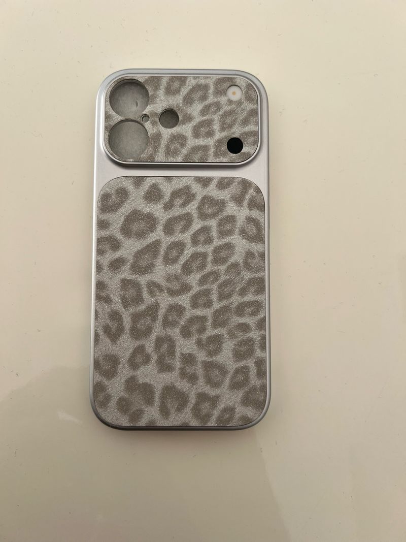 Funda de iPhone 17 con estampado de leopardo, acabado de cuero