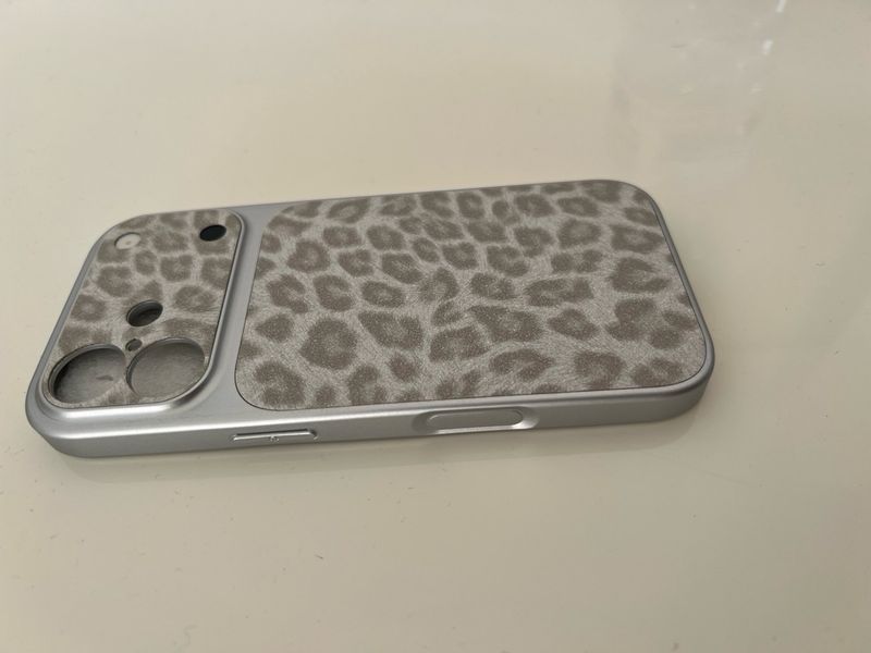 Funda de iPhone 17 con estampado de leopardo, acabado de cuero afbeelding 3