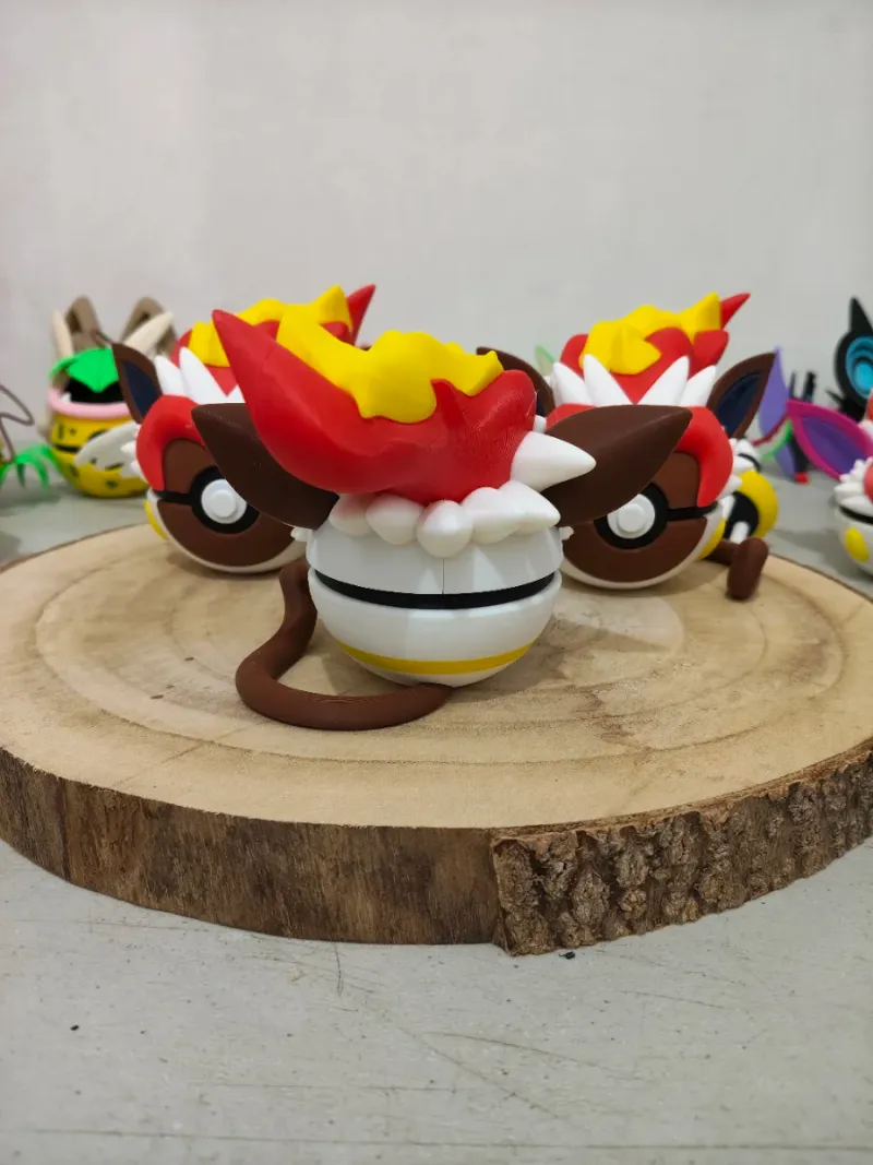 Figura coleccionable de Primeape en formato Pokeball afbeelding 2