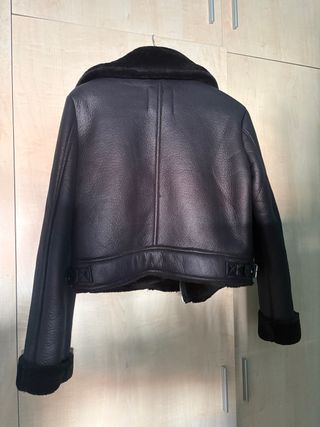 Abrigo Stradivarius negro pelo