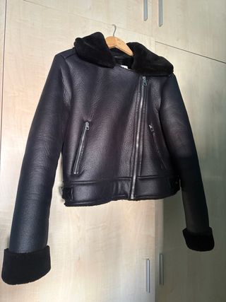 Abrigo Stradivarius negro pelo