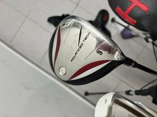 Bolsa y palos de golf Titleist y XXIO