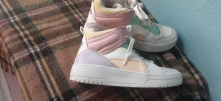 Zapatillas Stradivarius rosas, verdes y blancas