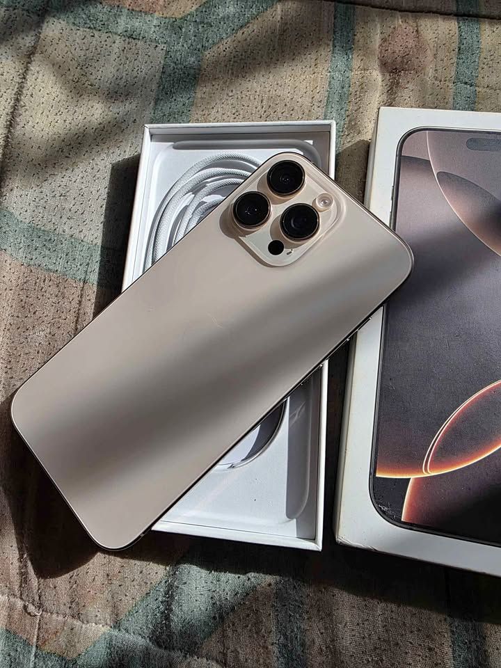 iPhone 16 Pro Max Dorado