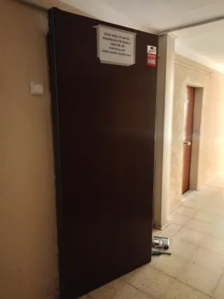 Puerta anti okupa metálica