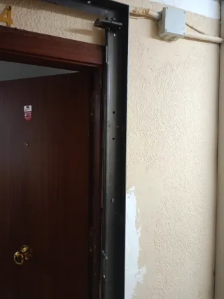 Puerta anti okupa metálica