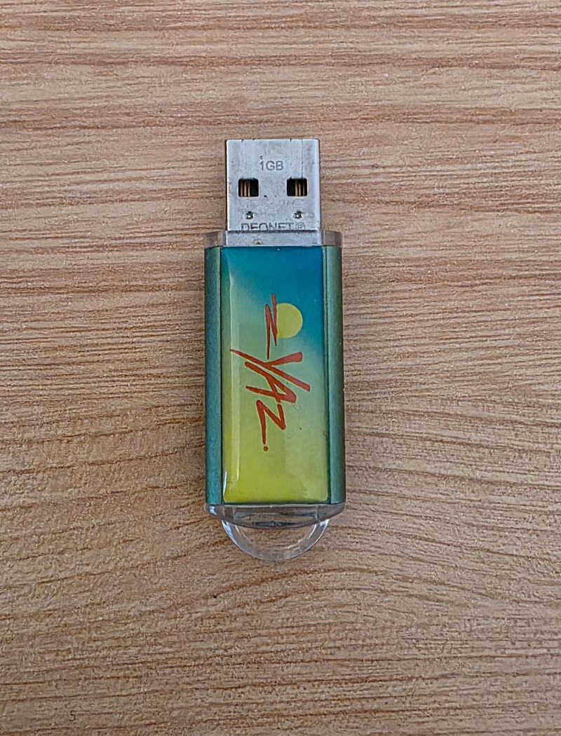 Llave USB Yaz 1GB