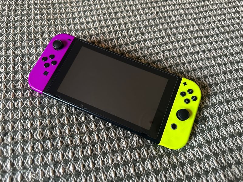 Nintendo Switch con caja y accesorios