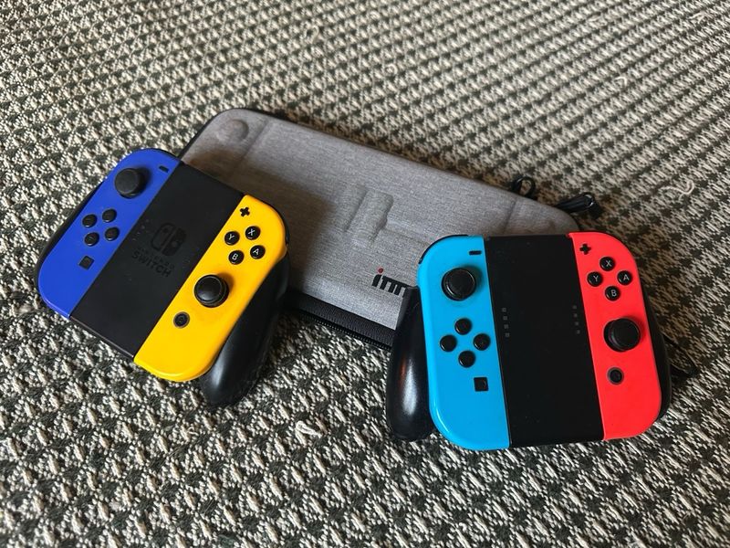 Nintendo Switch con caja y accesorios afbeelding 2