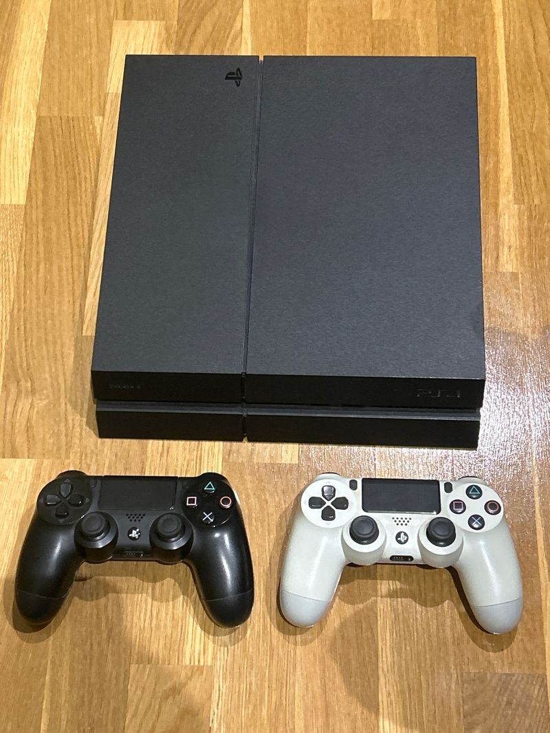 PS4 (PlayStation 4) con 2 mandos