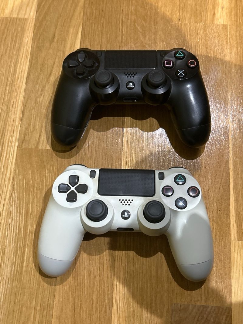 PS4 (PlayStation 4) con 2 mandos afbeelding 4