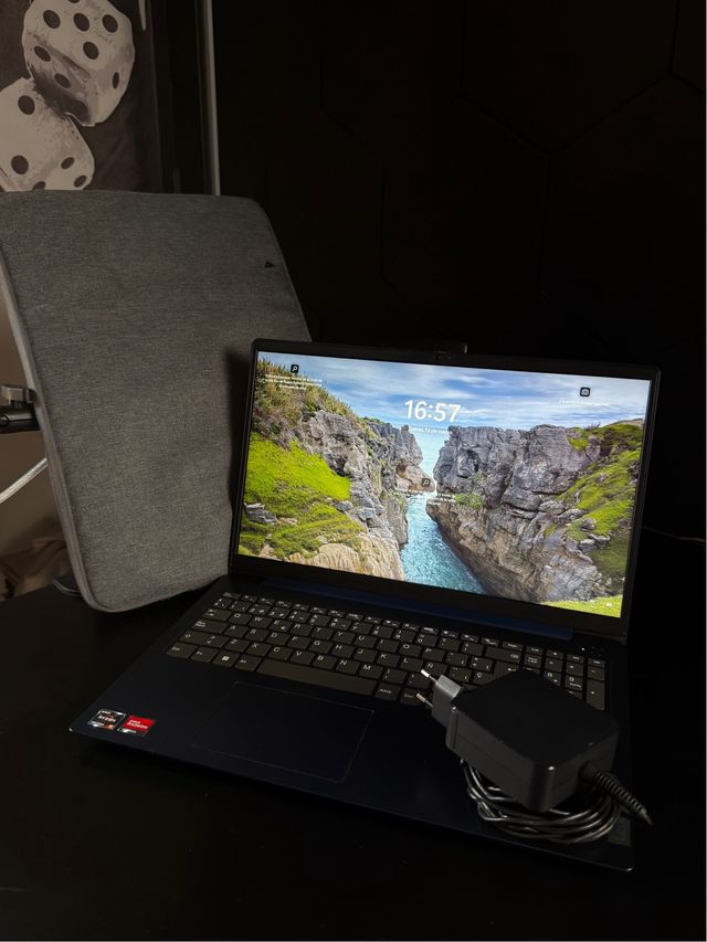 Portátil Lenovo Ideapad 3 con case protector