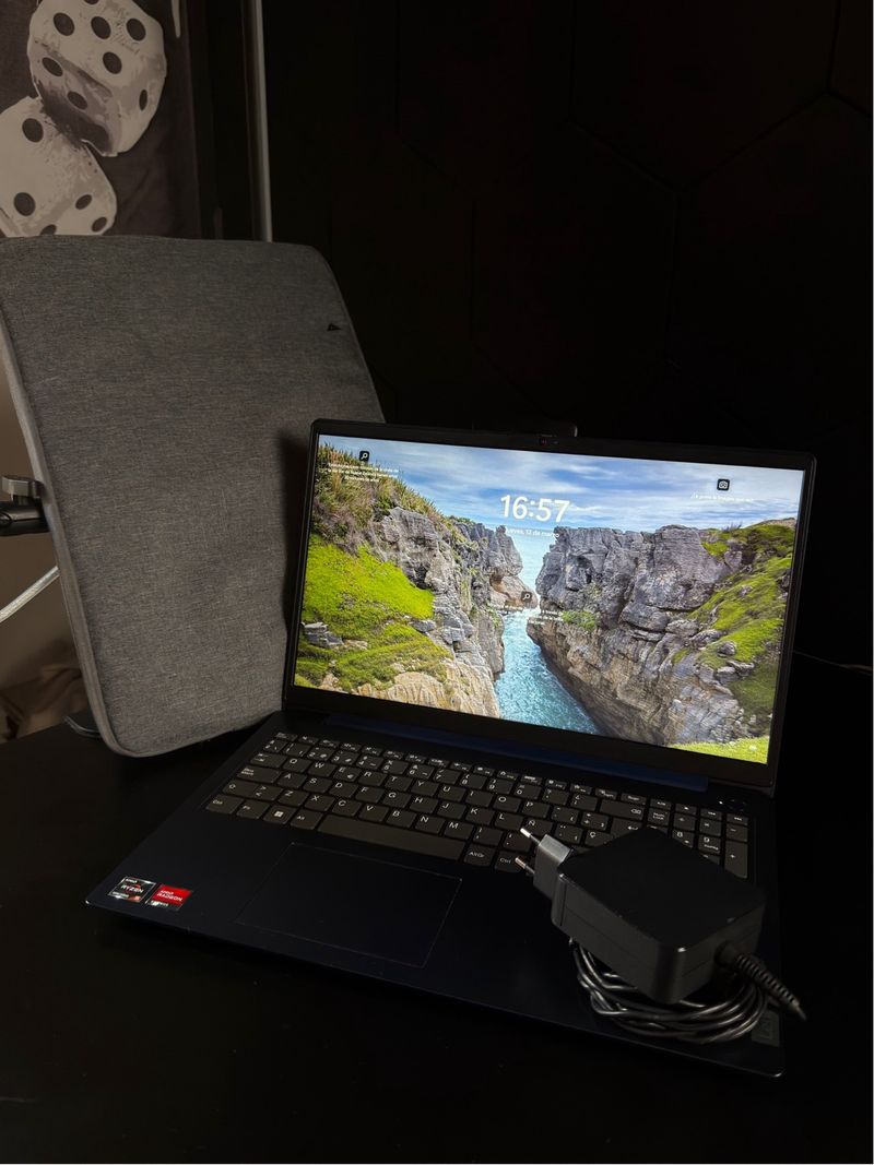 Portátil Lenovo Ideapad 3 con case protector