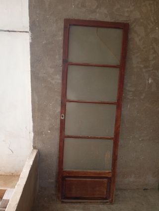 Puerta antigua de madera con cristal