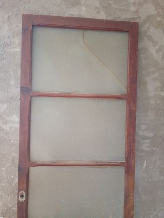 Puerta antigua de madera con cristal