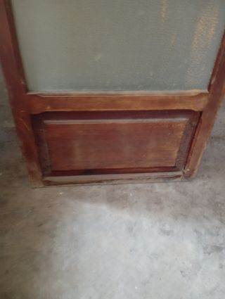 Puerta antigua de madera con cristal