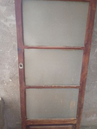 Puerta antigua de madera con cristal