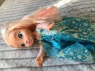 Muñeca Elsa Frozen con micrófono