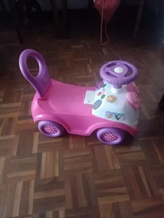 Coche correpasillos rosa con panel interactivo