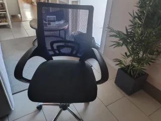 Silla de escritorio ergonómica negra y azul